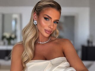 cam girl playing with sextoy Josephine