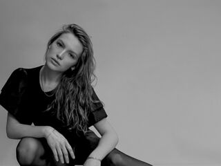 cam girl playing with dildo DianaBum