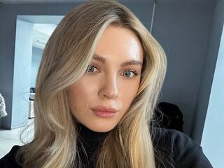 camgirl playing with vibrator GladysAgard