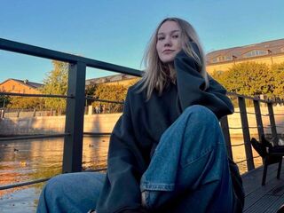 camgirl playing with sextoy LillyStill