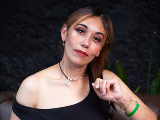 cam girl playing with vibrator MadeleineSartori