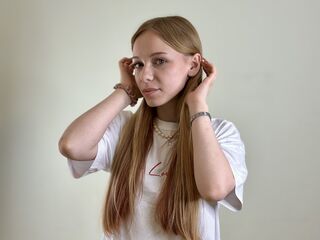 beautiful girlcam MaudBasil