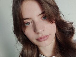 naughty cam girl fingering shaved pussy SerenaWempa
